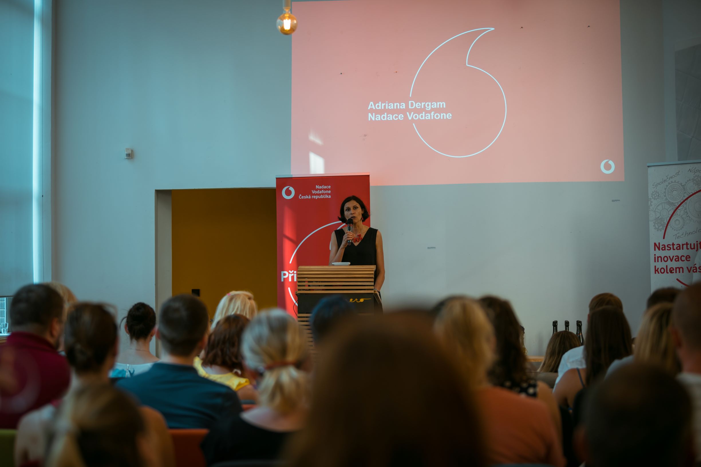 Adriana Dergam z Nadace Vodafone mluví na podiu