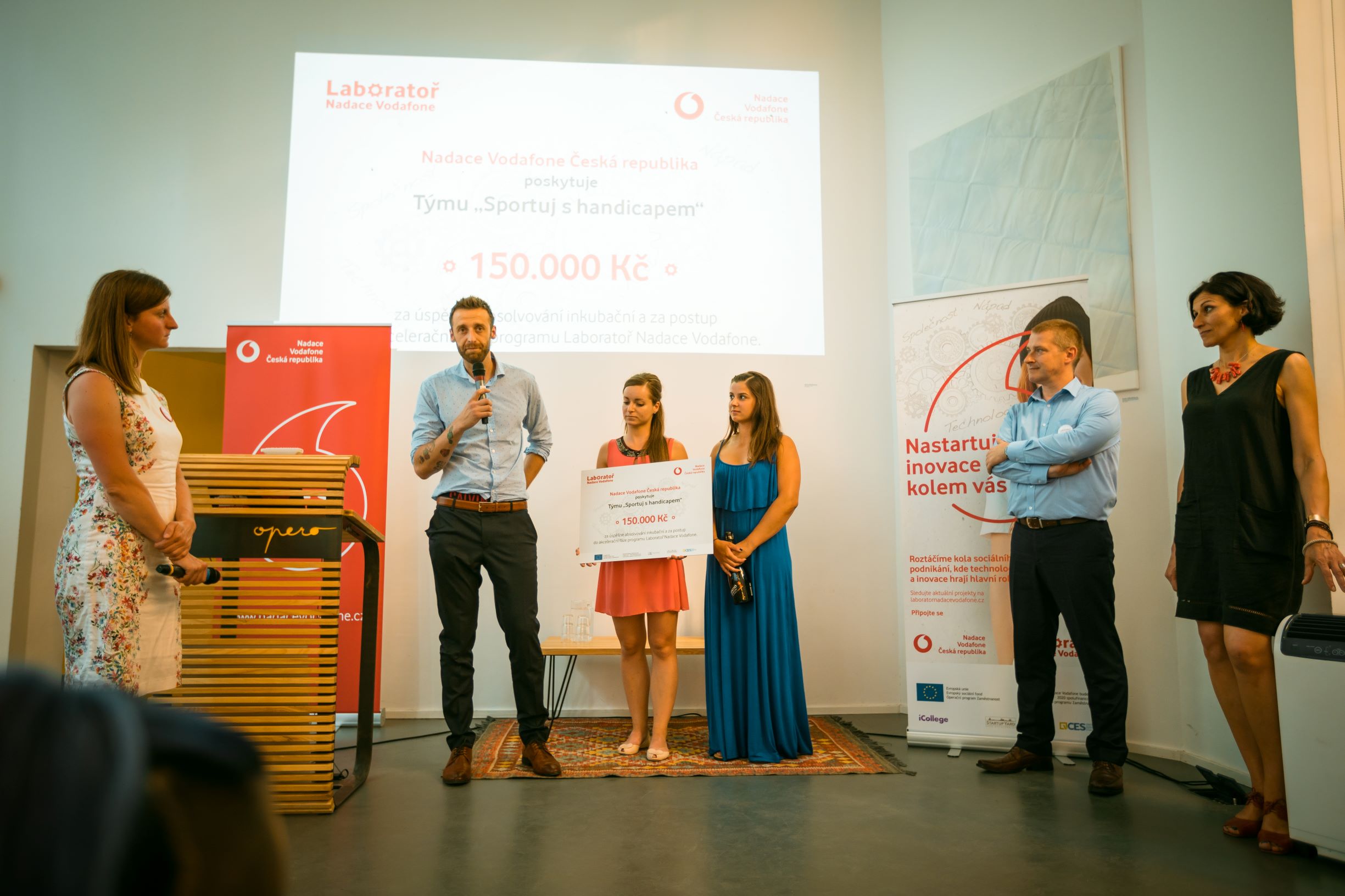  sportuj s handicapem přebírá voucher za postup do akcelerace