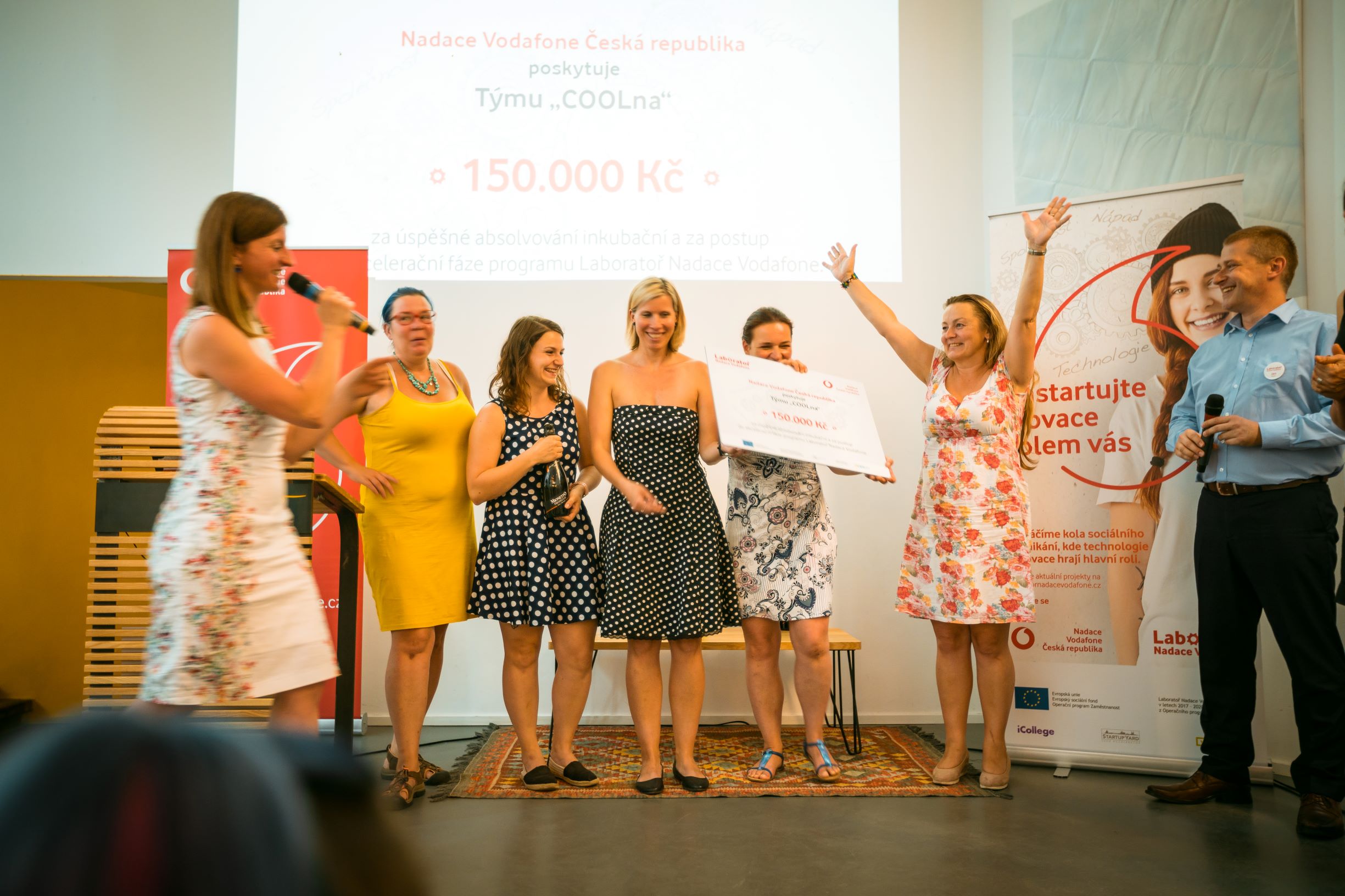 Projekt COOLna přebírá voucher za postup do akcelerace