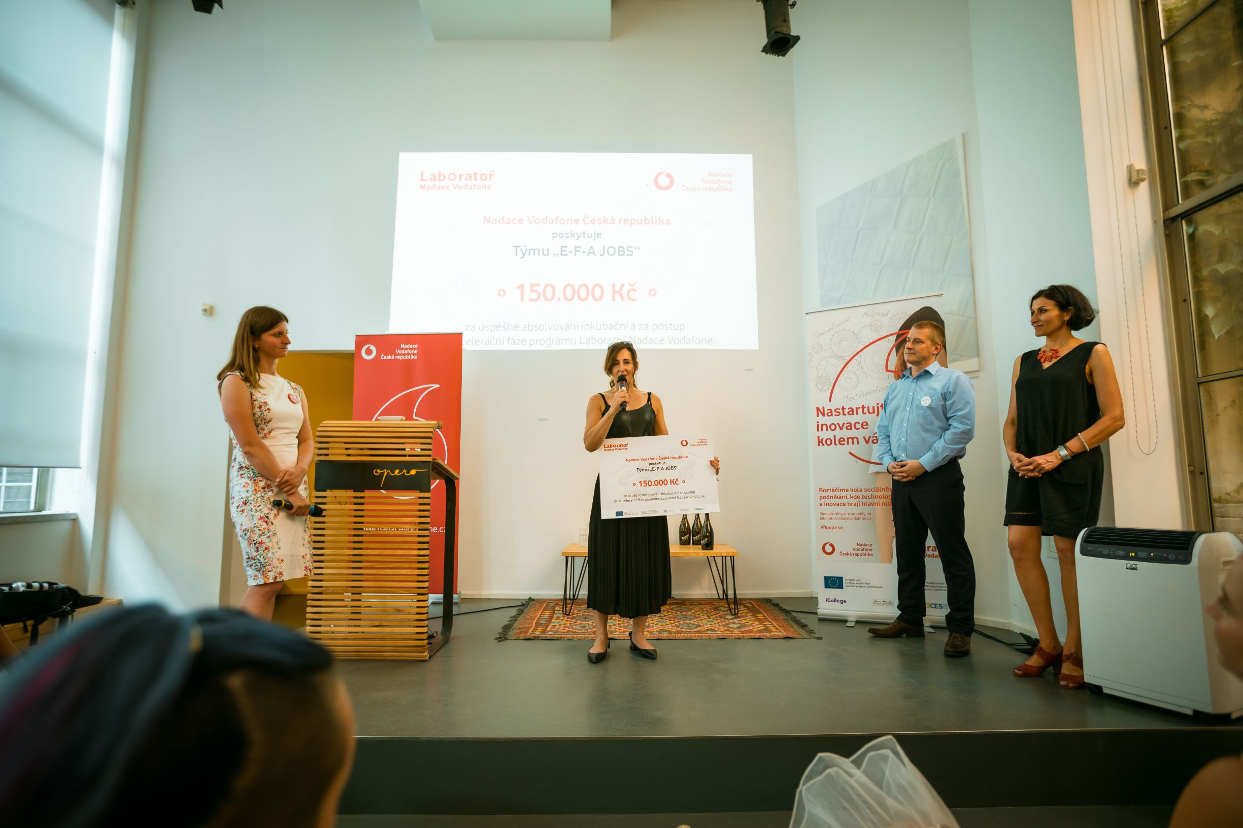Projekt EFA JOBS přebírá voucher za postup do akcelerace