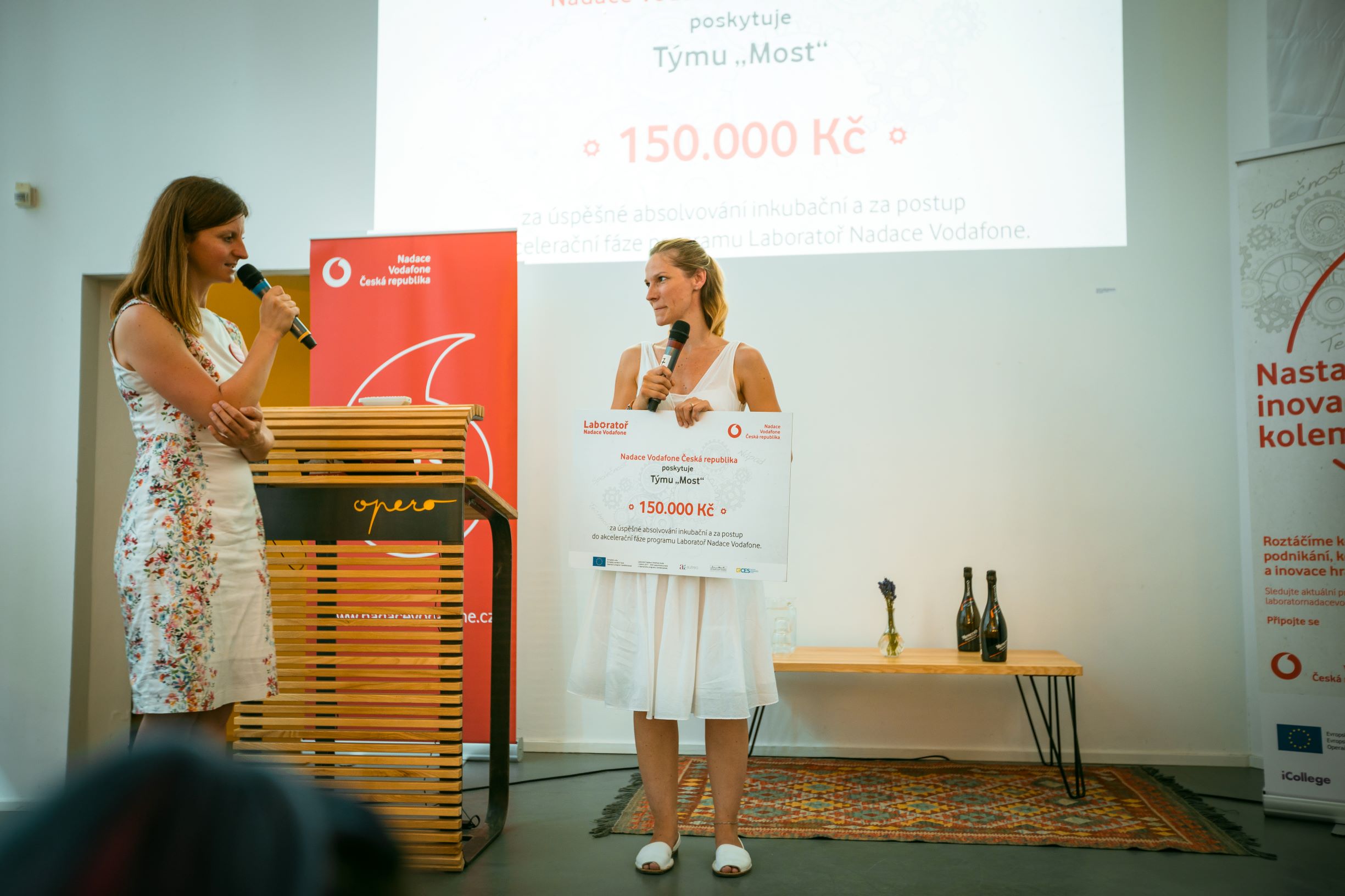 Projekt Most přebírá voucher za postup do akcelerace