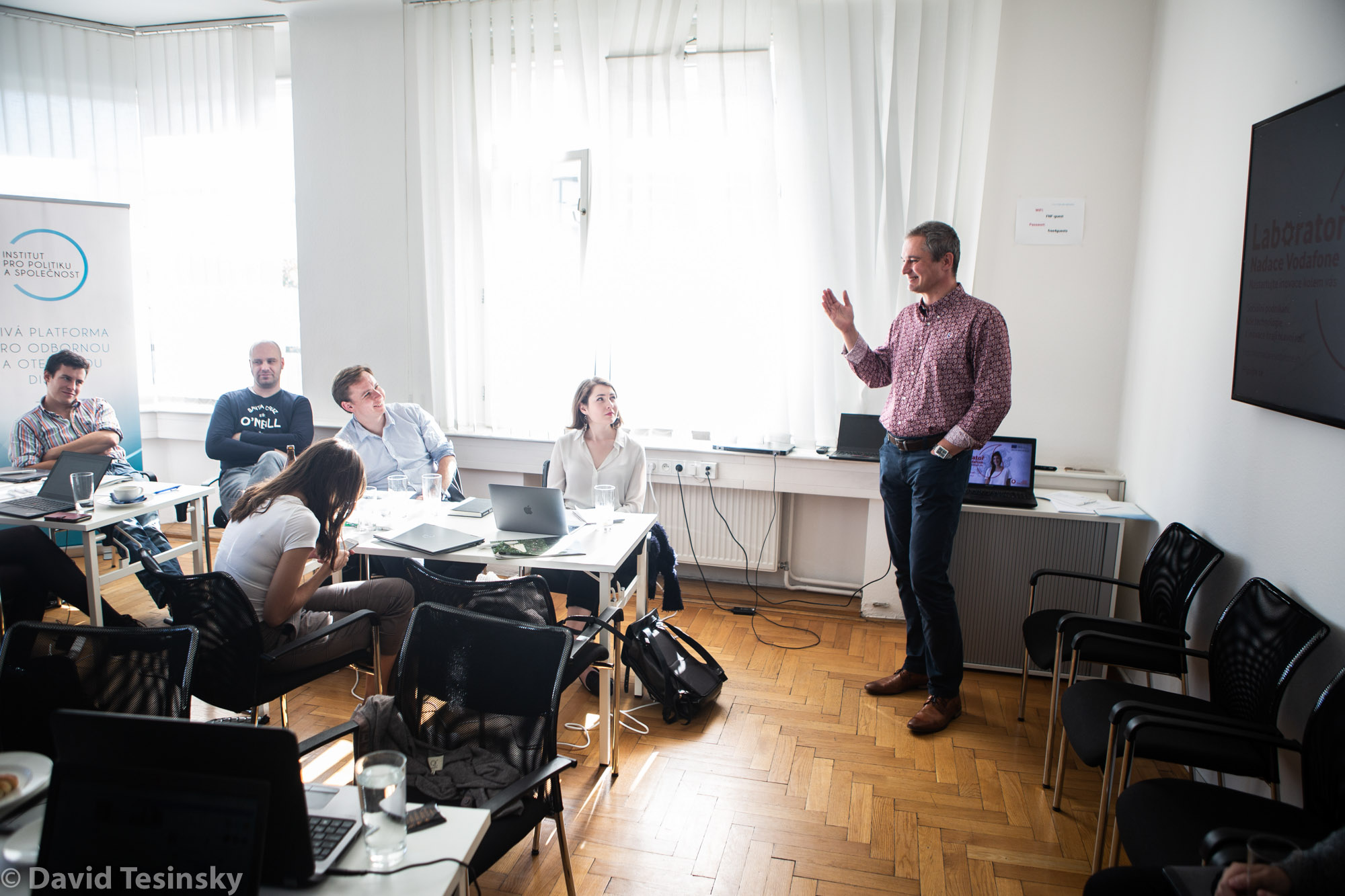 účastníci hackathonu sedí v místnosti