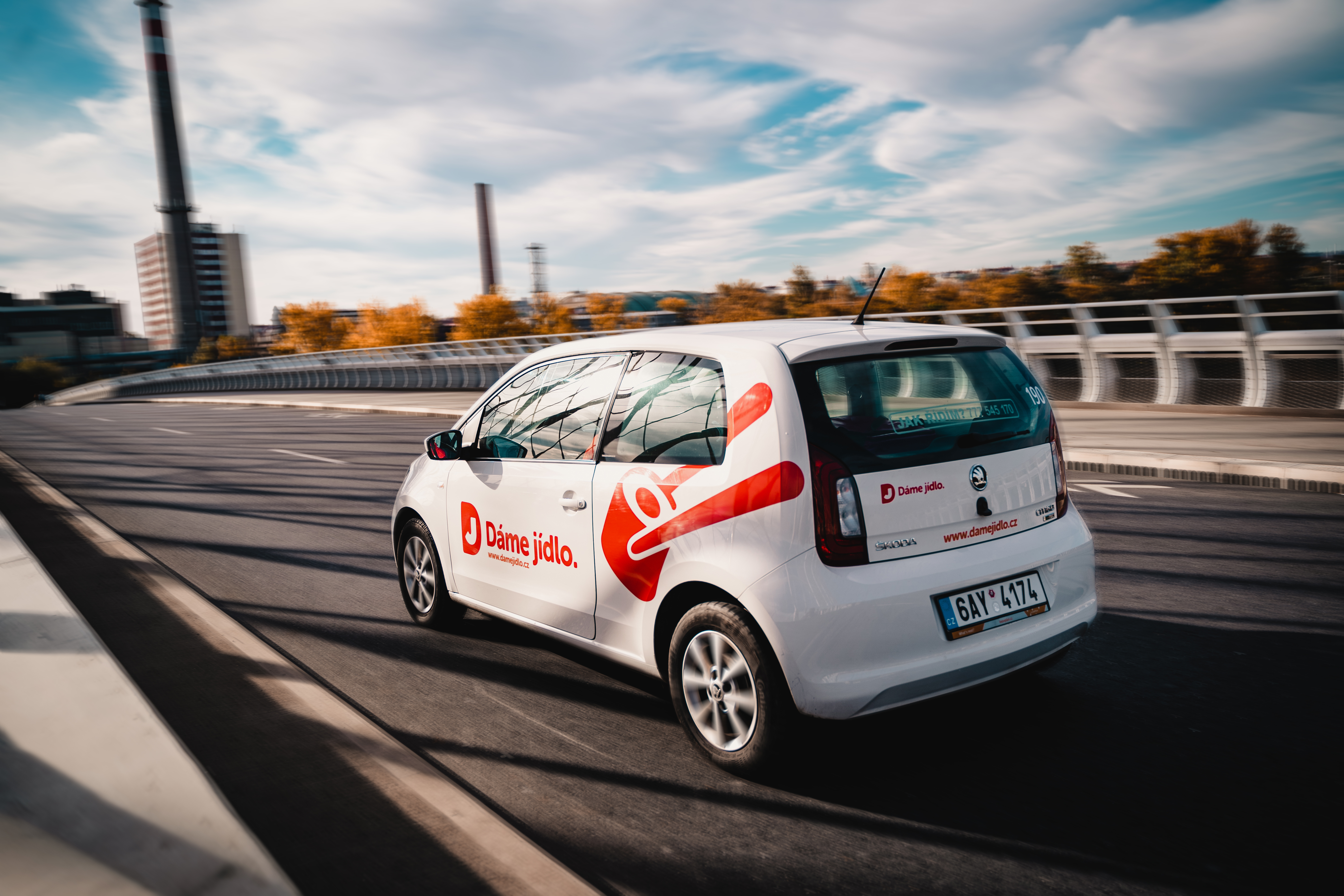 Kuryri A Dorucovatelky Mohou V Dobe Omezeneho Pohybu Pomoci Obetem Nasili Nadace Vodafone Cr